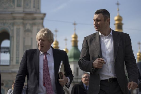 Кличко вручил Борису Джонсону награду "Почетный гражданин Киева"