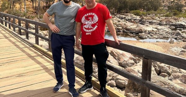Махачев выложил фото с Мендесом из Австралии: «Природа и погода здесь радуют» 
